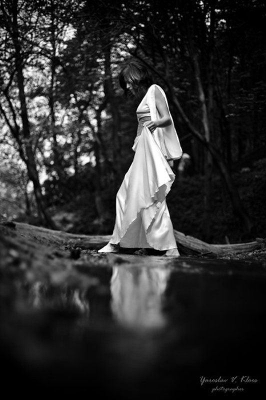 ручей, девушка, шаги Прогулки по воде фото превью