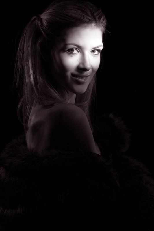 глаза, мех, девушка Черно-белое кино фото превью