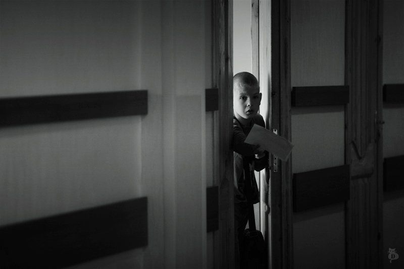 мальчик, ребенок, перемена, коридор, детдом, подглядывать Перемена фото превью