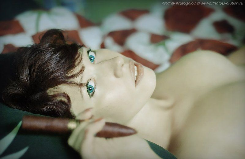 мания, огонь, взгляд, желание, возбуждение, секс, эротика, красота, портрет, курить, сигара, удовольствие Огнимания фото превью