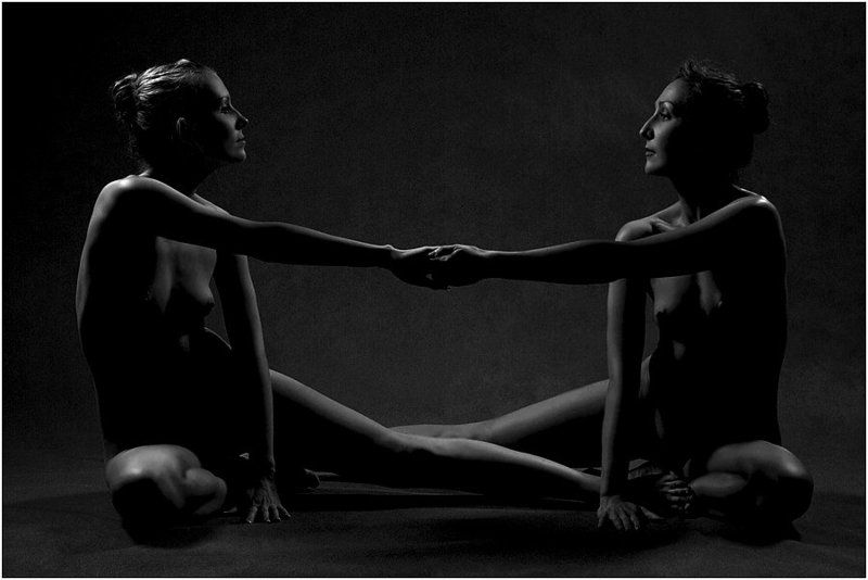 девушки, свет, тень Притяжение фото превью