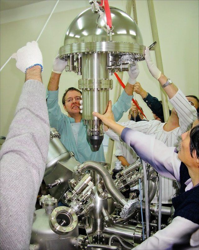 БУДНИ РОССИЙСКОЙ НАУКИ: Инсталляция Анализатора SPECS-PHOIBOS-150-MCD-9 в Лаборатории Исследования Поверхности (Институт Катализа СО РАН) фото превью