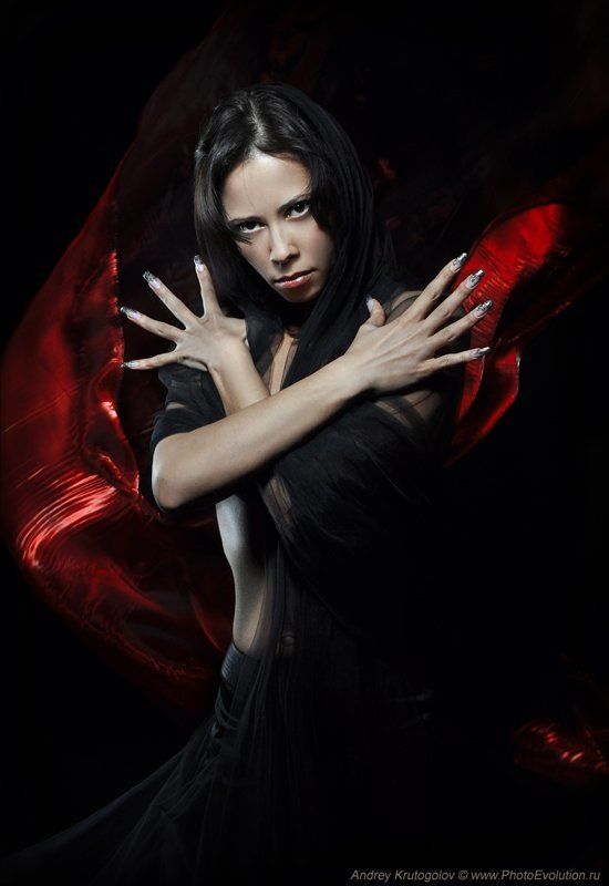 девушка,  волшебство,  колдавство,  ведьма,  красное,  взгляд,  ветер,  руки,  пальцы,  темнота, Ведьма фото превью