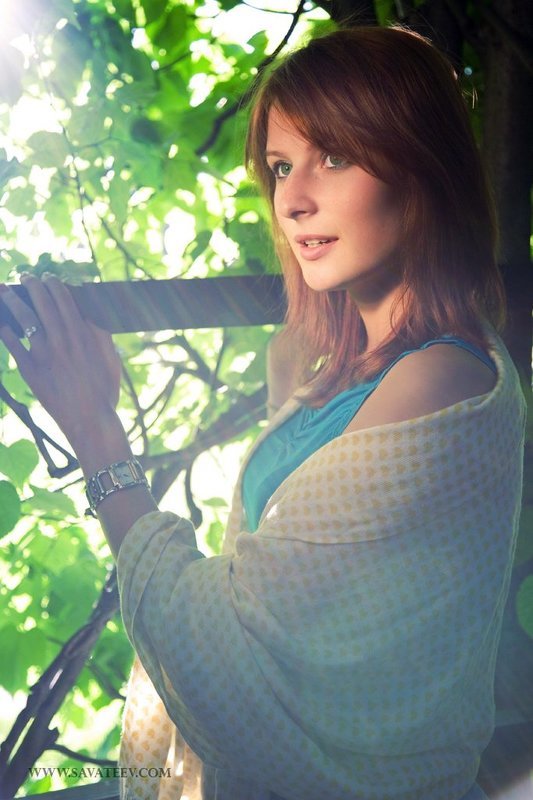 девушка, лучи, зелень, свет, тепло В лучах фото превью