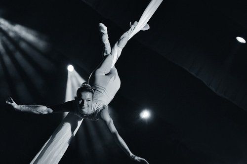 Напряжённая улыбка