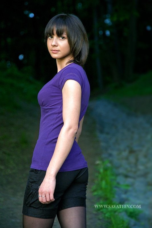 девушка, обернуться Обернувшись фото превью