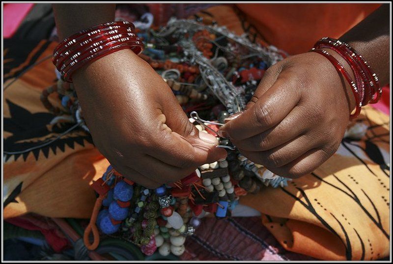 Руки даны мне — протягивать каждому обе, не удержать ни одной... фото превью