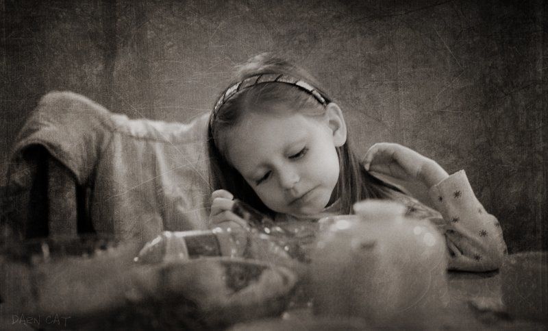 девочка, алиса, безумное, чаепитие, сказка, чайник, чашки, стол Алиса и безумное чаепитие фото превью