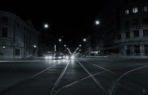 В огромном городе моем - ночь. Из дома сонного иду - прочь..