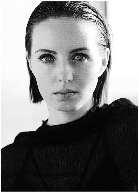 Монохромная барышня фото превью