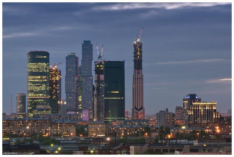 Бетон, Вечер, Высотка, Город, Городской пейзаж, Дома, Желтый, Коробки, Кран, Краны, Москва, Москва-сити, Небо, Небоскреб, Огни, Розовый, Романов, Синий, Сити, Стекло, Урбанизм Москва-сити фото превью