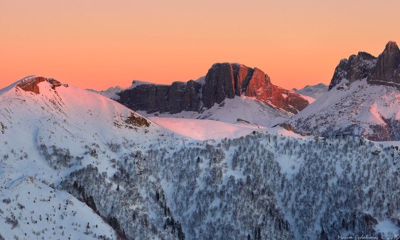 Последним лучом укрываясь, вершины тонут во снах... фото превью