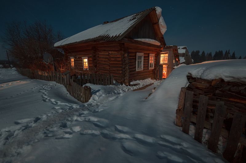 Весна, Вечер, Деревня, Дрова, Забор, Звезды, Изба, Луна, Сугробы, Тропинка Вечер ранней весны фото превью
