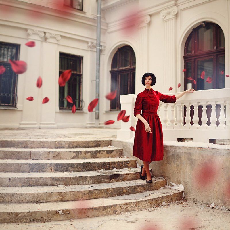 July in red фото превью