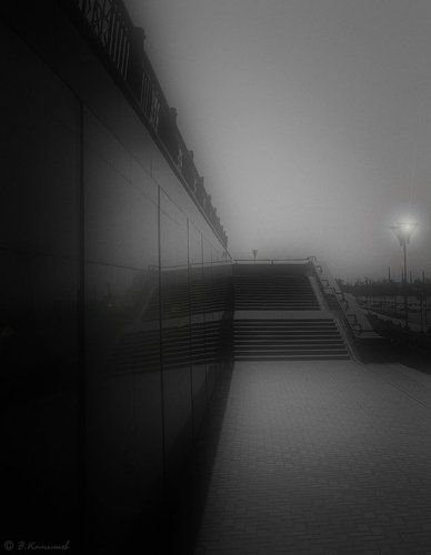 Бледнеют фонари в тумане...