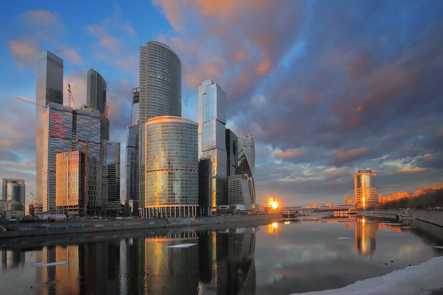 вечер, город, льдины, москва, москва-сити, небоскрёбы, река, солнце, Виктор Климкин