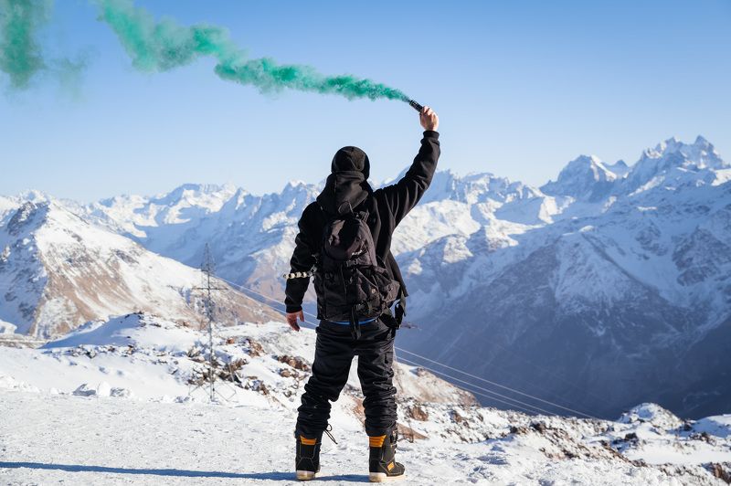 landscape, mountains, nature, gorge, elbrus, snow, caucasus, winter, frozen, fire, smoke, man, gorge, rock, Attention. фото превью