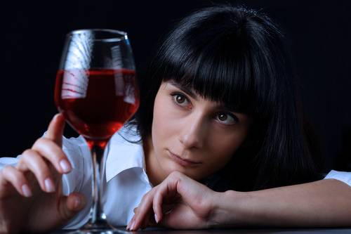 Девушка с бокалом