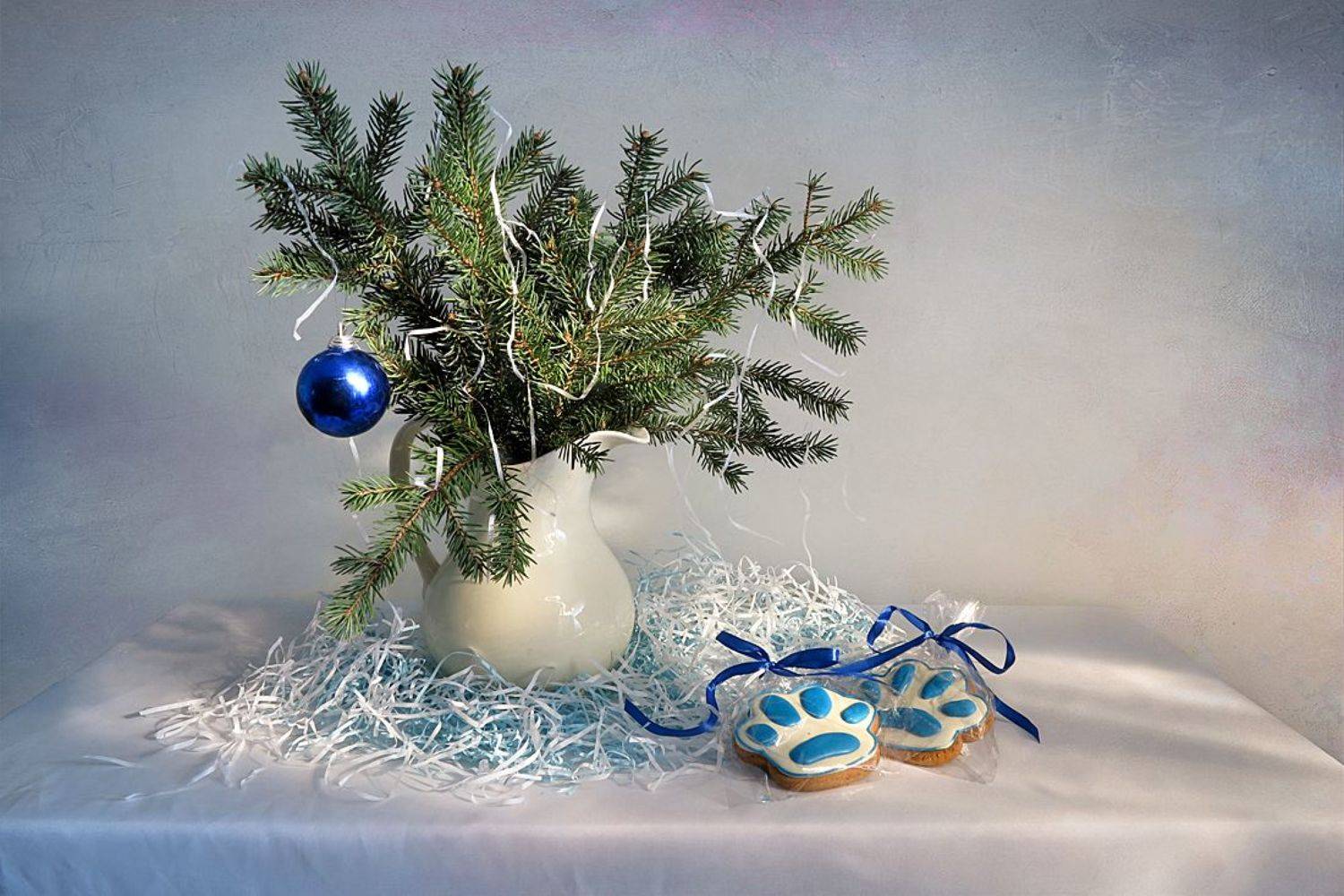 натюрморт,ваза,елка,пряники,игрушка шар, Алла Шевченко
