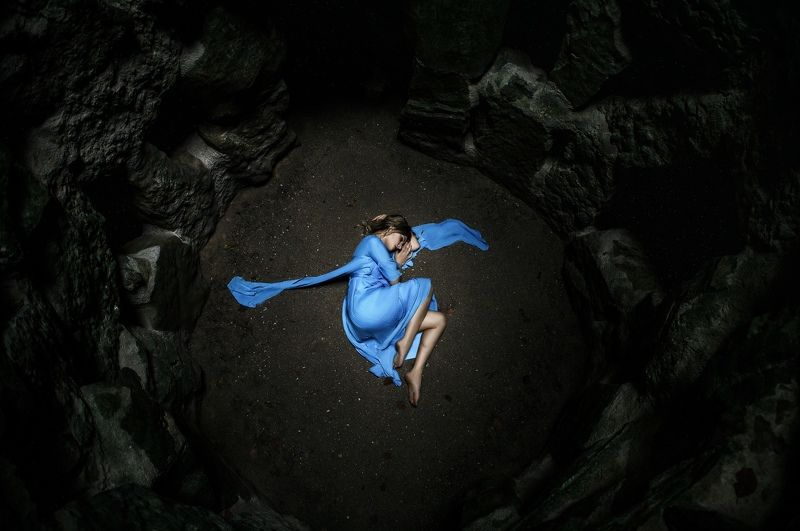 raindrop, garden, fall, sleep, blue, nature, stone, rocks, woman, model, beautiful Raindrop in the garden фото превью