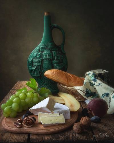 Натюрморт  сыром бри и вином