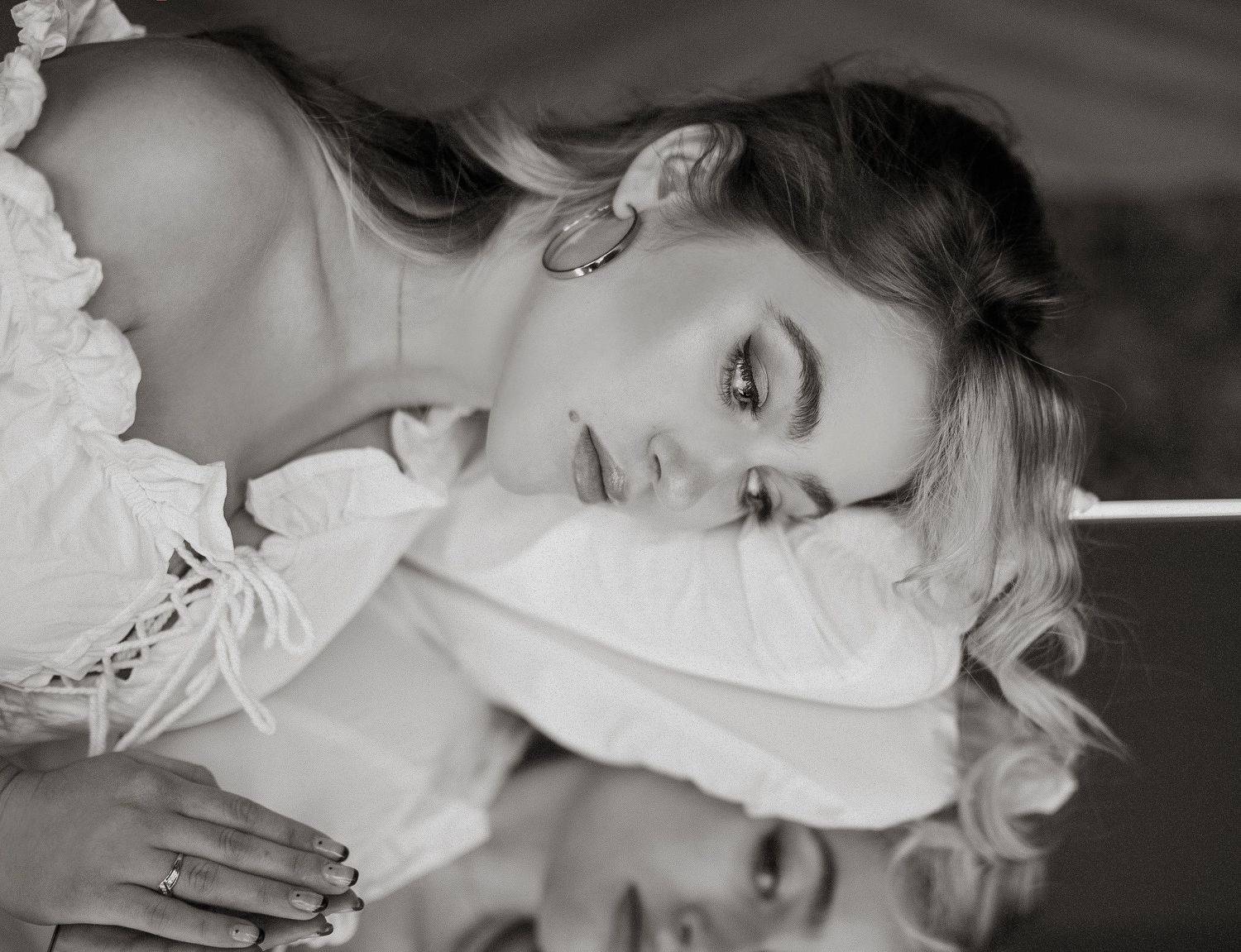 девушка,чб,художественный,лицо,тени,цвет, свет,зеркало, Светлана