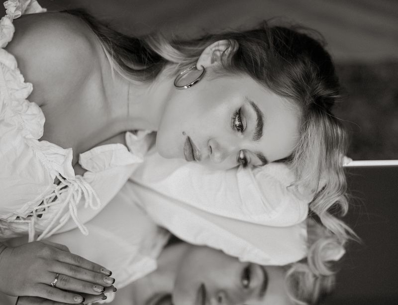 девушка,чб,художественный,лицо,тени,цвет, свет,зеркало отражение фото превью