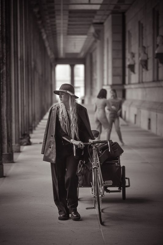 Stranger with a bike фото превью