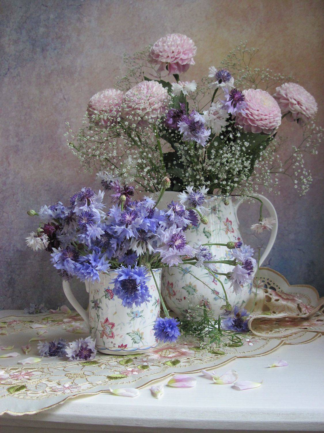 цветы, букет, васильки, георгины, кувшин, кружка, фарфор, салфетка, Наталия Тихомирова