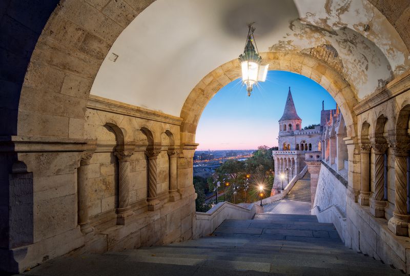 закат, рассвет, вечер, утро, осень, синий час, венгрия, будапешт, бастион, рыбацкий бастион, город, крепость, башня, лестница, пассаж, hungary, budapest, morning, evening, autumn, bastion, fishermans bastion, tower, stairs Рыбацкий бастион / Fisherman\'s Bastion фото превью