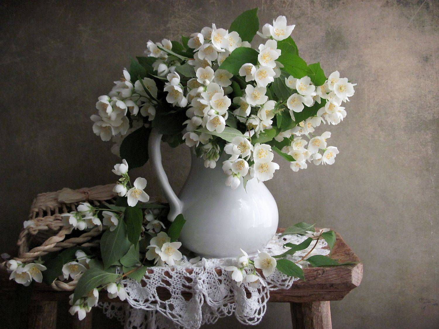 цветы, букет, чубушник, кувшин, сумка, плетенка, салфетка, Наталия Тихомирова