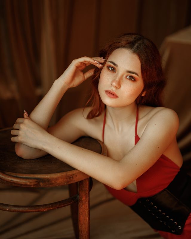 девушка взгляд портрет студия естественный свет Nadya фото превью