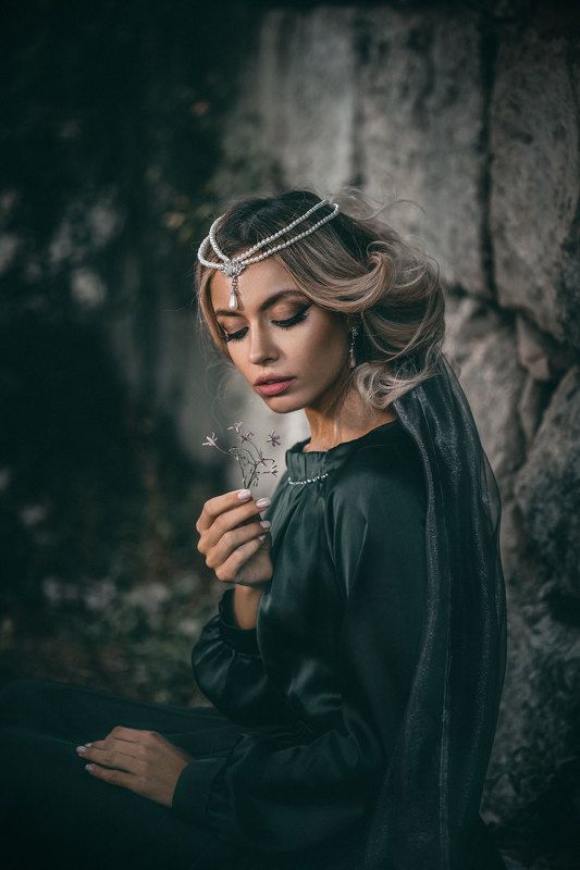 портрет девушка старинный замок цветы средневековье зеленое платье корона сказка Анастасия фото превью