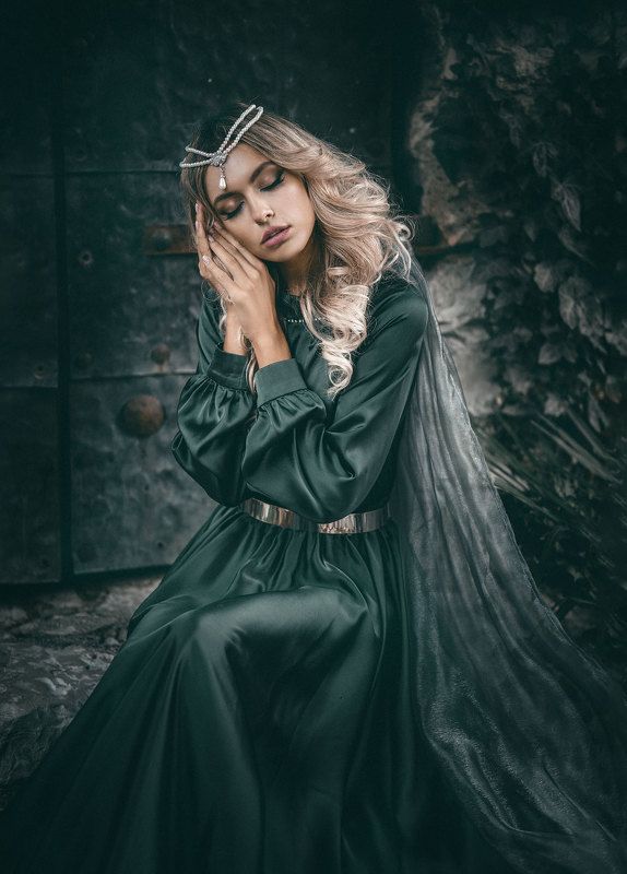 девушка принцесса средневековье сказка замок зеленое платье история фантазия летящее платье шлейф В старом замке фото превью