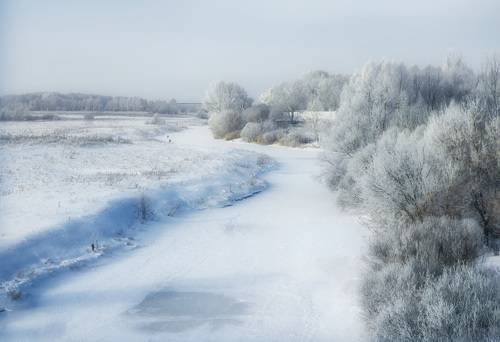 И речка подо льдом блестит...