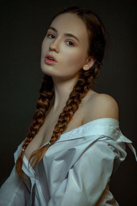 Beautiful woman with long hair фото превью