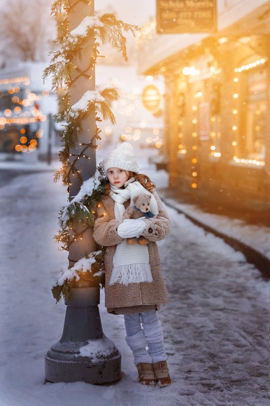 #christmas #christmaspresent #family #winter #outdoor #night #toronto #girl #kids #teddybear #childhood #street Christmas Eve фото превью