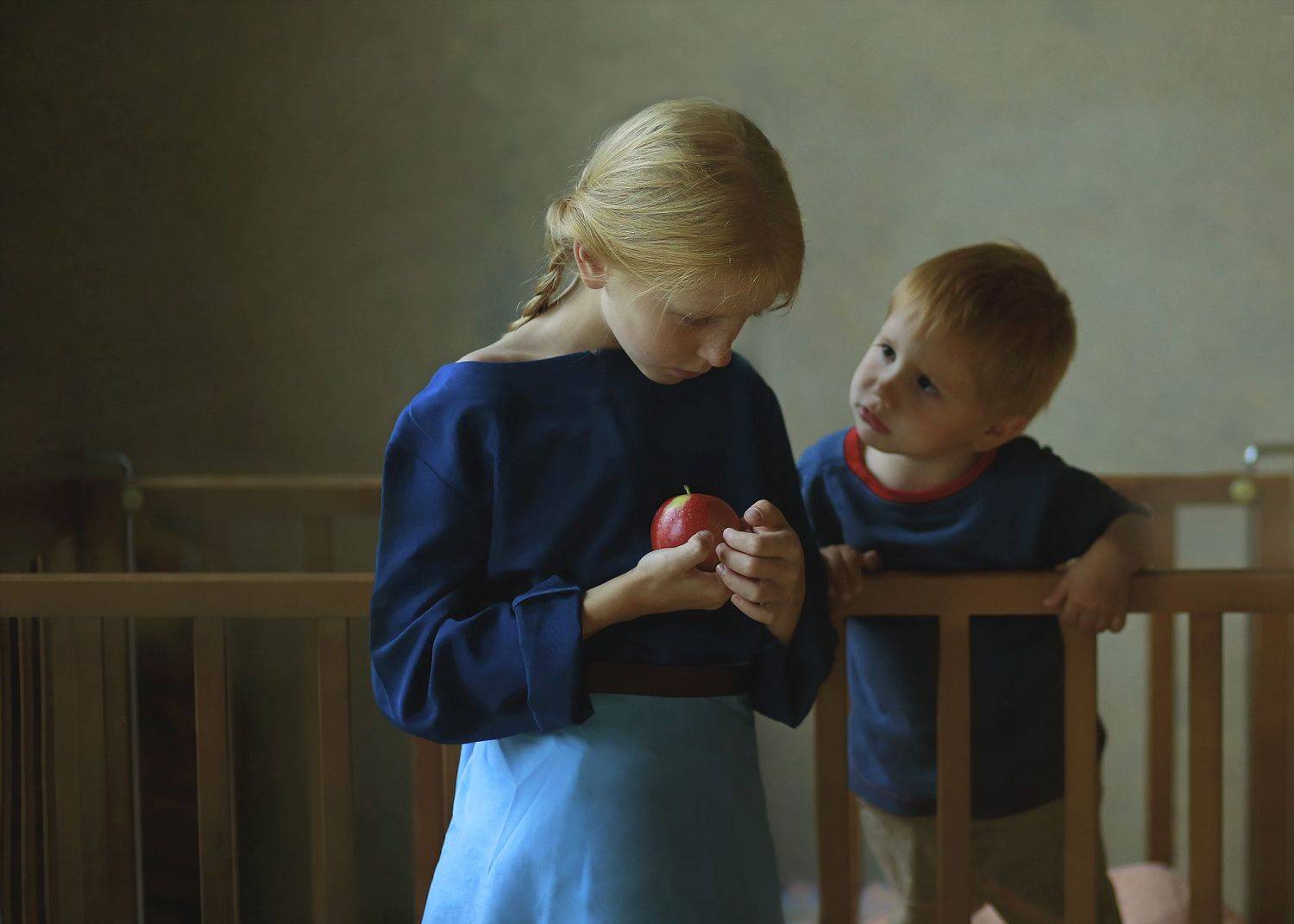 истории из детства, дети, детство, вдвоем, дружба, сестра, жанр, дом, портрет, свет, цвет, фотография, Постонен Екатерина