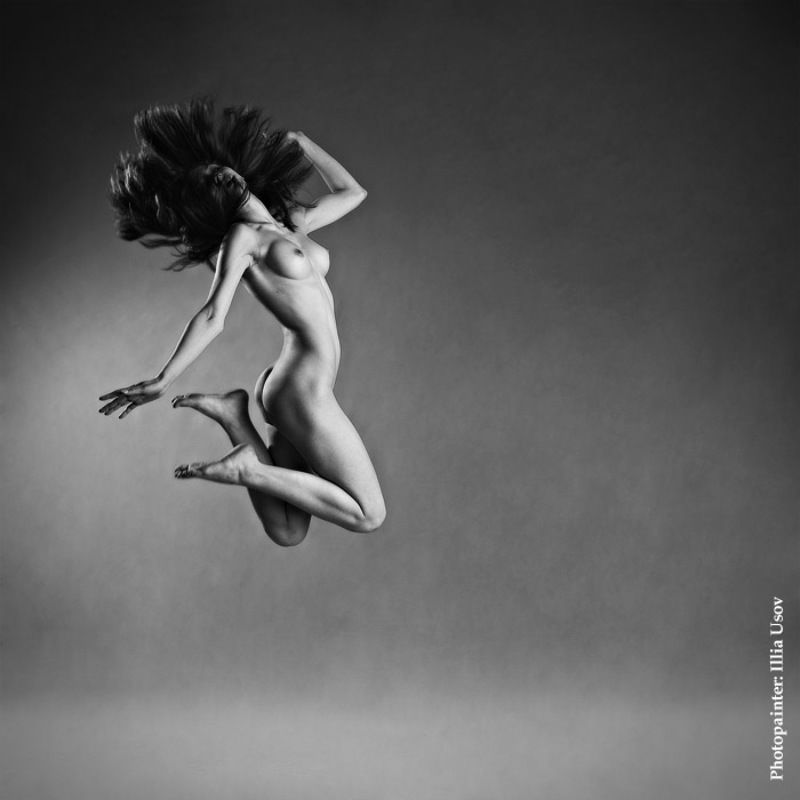 ню прыжки волосы девушка вполете полет Попрыгулья фото превью