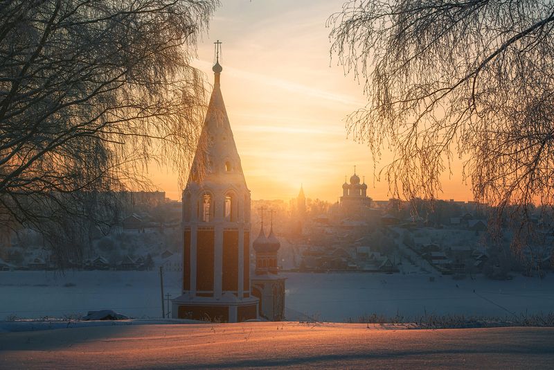 зима закат тутаев романов-борисоглебск казанская церковь воскресенский собор солнце снег Два берега Волги и зимний закат фото превью