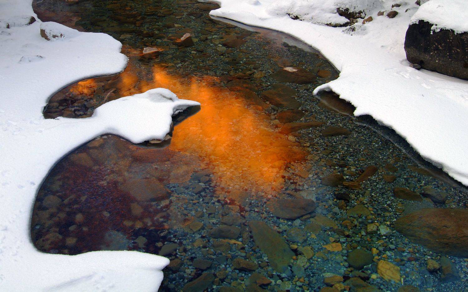 rio nieve fuego atardecer, Blanco Emilio