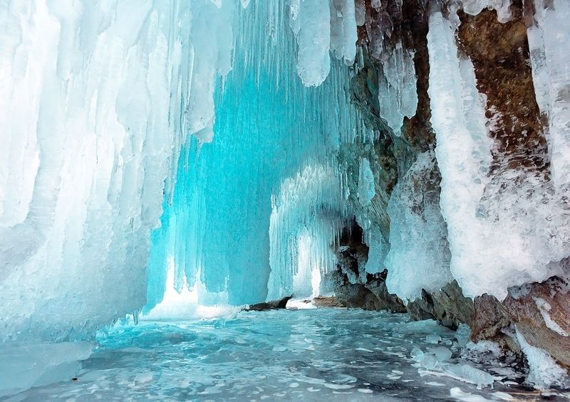 Ледяной грот на Байкале фото превью