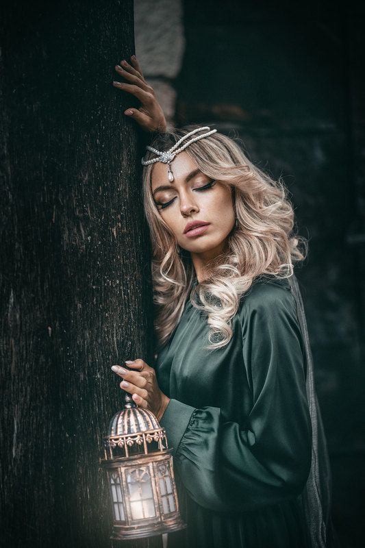 девушка сказка фантазия история зеленое летящее платье корона шлейф средневековье mediaeval woman dress fantasy castle fairytale  В старом замке фото превью