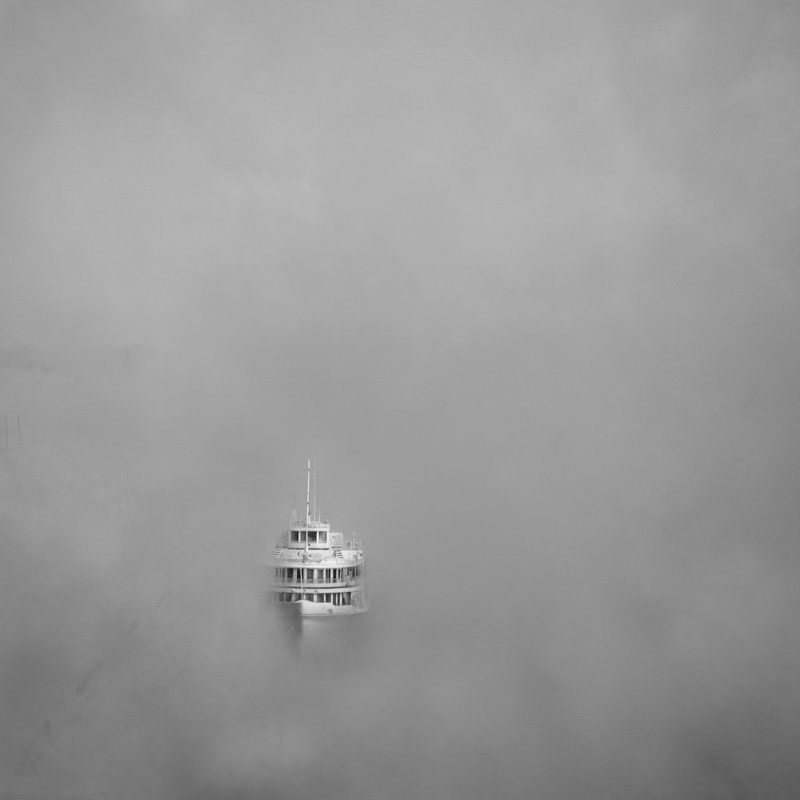 берег, город, енисей, зима, квадрат, корабль, красноярск, пар, пейзаж, плотный, плыть, причал, река, сибирь, судно, туман, чб На реке туман фото превью