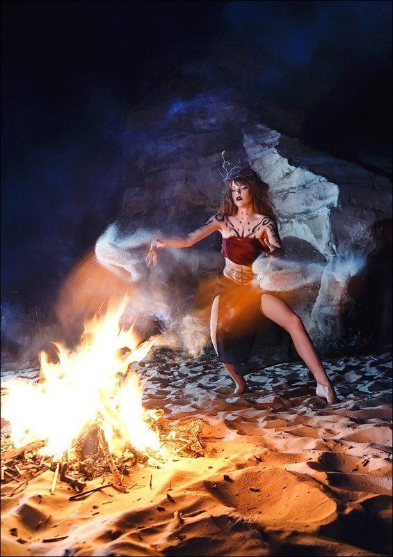 девушка, ночь, костёр, огонь, море, Латвия, мистика, свет, стробизм Ритуал фото превью