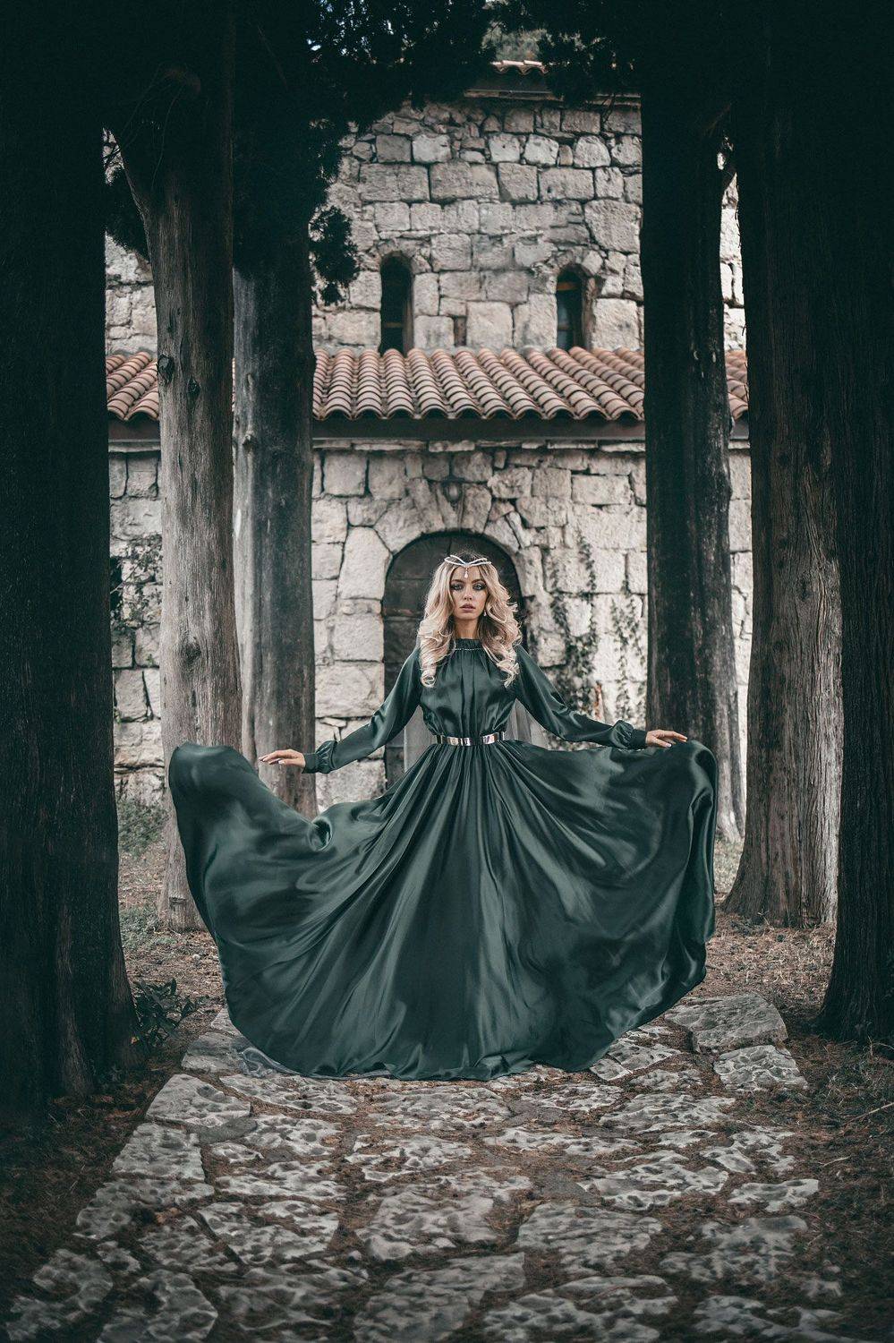 девушка сказка фантазия история зеленое летящее платье корона шлейф средневековье mediaeval woman dress fantasy castle fairytale , Ирина Мухина