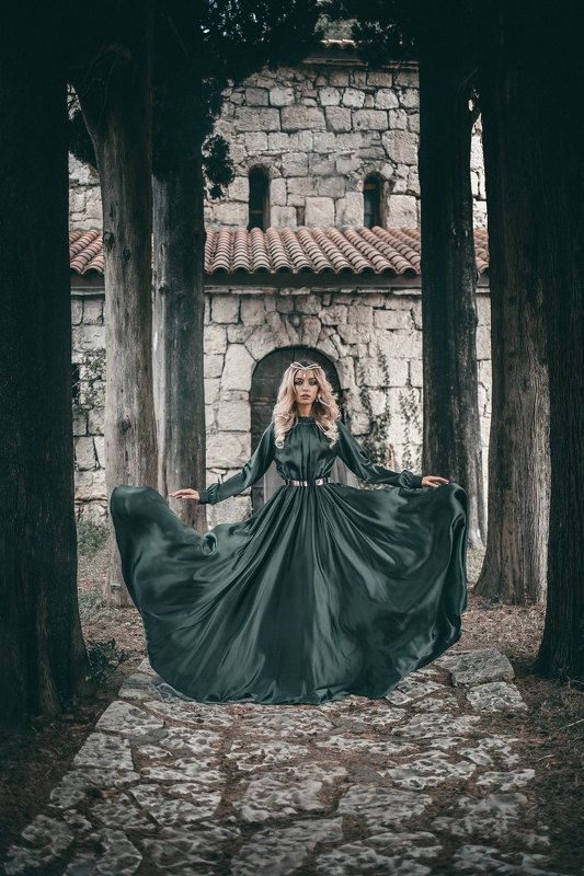 девушка сказка фантазия история зеленое летящее платье корона шлейф средневековье mediaeval woman dress fantasy castle fairytale  В старом замке фото превью