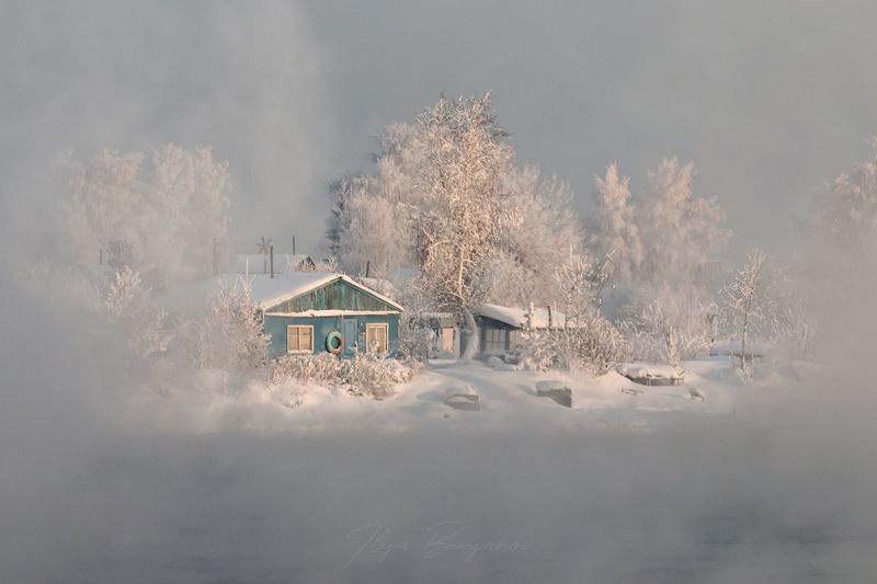 иркутск, ангара, остров, домик на острове, рыбацкая хижина, зима, мороз, туман, иней, куржак, сибирь Домик рыбака на Ангаре. фото превью