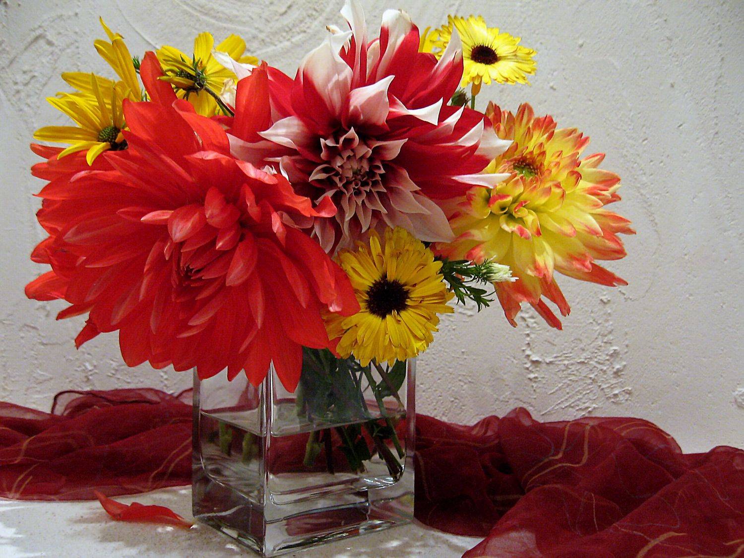 цветы, букет, георгины, ноготки, календула, ваза, стекло, шарф, Наталия Тихомирова