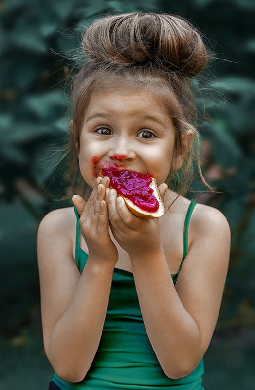 лето, девочка, эмоции, варенье, природа, еда, зеленый Варенье) фото превью